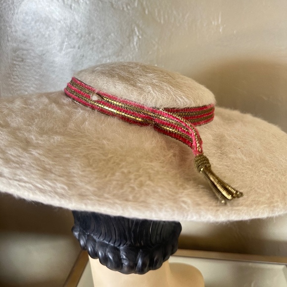 SUPERB 1950\'s IVORY FURRY FELT CART WHEEL HAT + RED/GOLD BAND main image 15